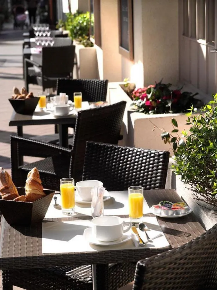 Brit Hotel Confort Le Revest 생트막시메 3*,