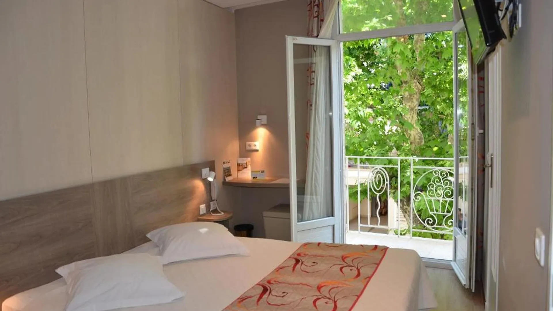 Brit Hotel Confort Le Revest Sainte-Maxime