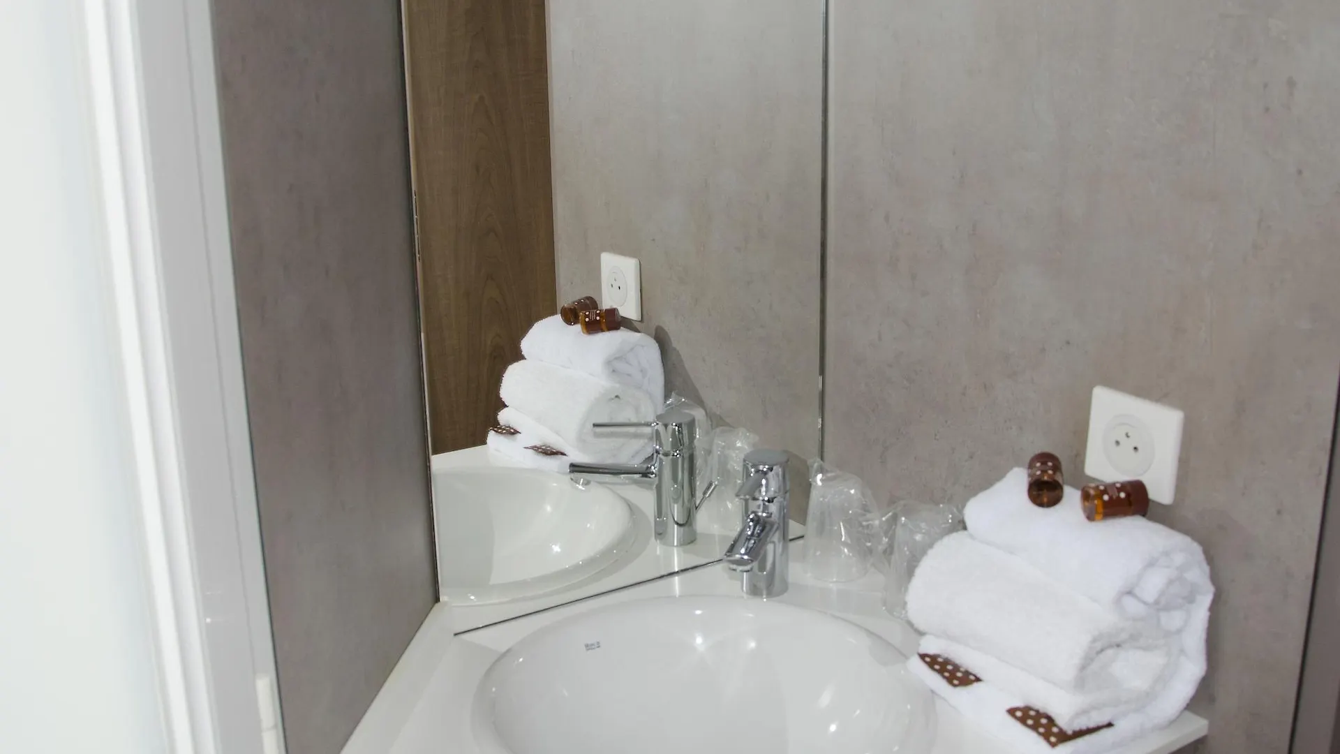 Brit Hotel Confort Le Revest Sainte-Maxime 3*,
