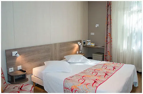 Brit Hotel Confort Le Revest Sainte-Maxime 3*,