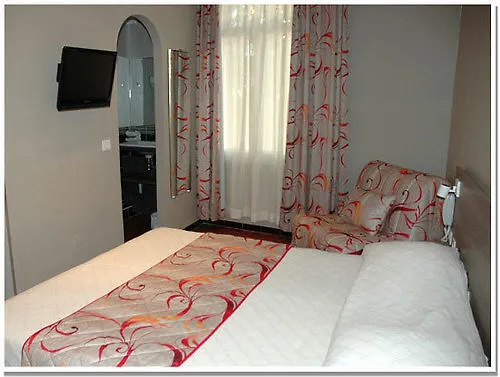 Brit Hotel Confort Le Revest Sainte-Maxime