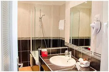Brit Hotel Confort Le Revest Sainte-Maxime